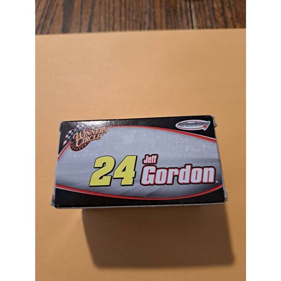 2006 Jeff Gordon DuPont Hot Hues NASCAR Die-Cast 1:87 Winner’s Circle Race Car - Picture 3 of 6